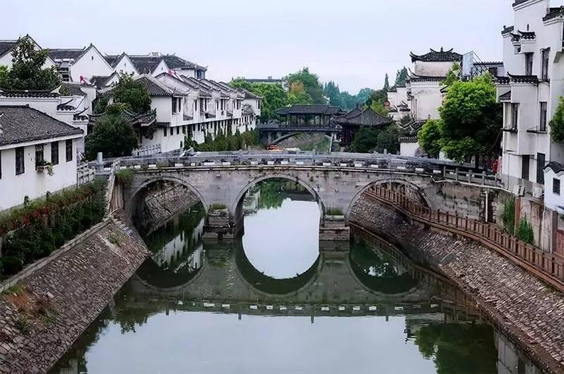 70岁许冠杰为混血太太庆祝生日,爷孙三代同堂其乐融融!